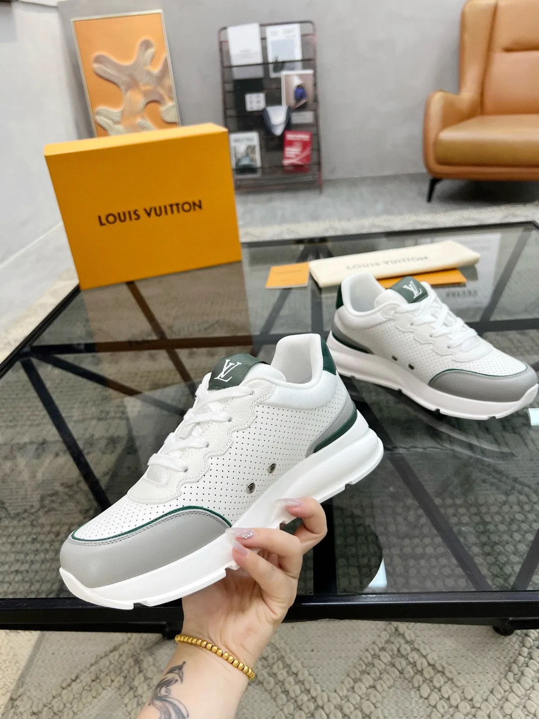 Factory price: 460💰Lv🔍Top purchasing agent🇮🇹 Road The most popular sports shoes for street men are available at the same counter. The uppers are imported cowhide fabrics from Italy, high-quality spliced colorful and complex handicrafts, imported comfortable mesh linings, soles: original soles specially provided by the original factory, T men's men's shoes 💰U foam exclusive movable molded soles are super comfortable, original factory and single goods, 🔍🔍high quality, you can enter and exit the counter at will, welcome to compare, code number 38-44, (45 customized)